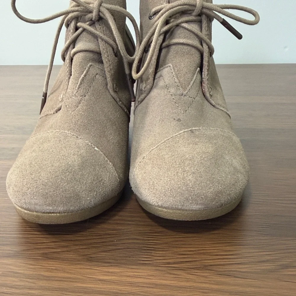 Toms Suede Women's‎ Taupe Wedge Booties Sz 9
